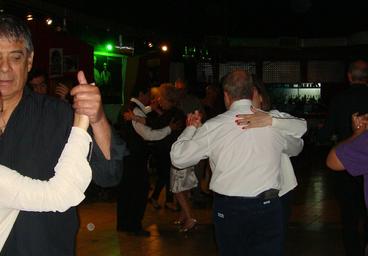 MILONGA SUSPENDIDA.